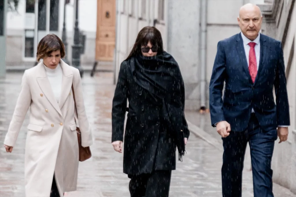 La ex presidenta de ADIF: «Veía a Aldama con bastante asiduidad en el ministerio» 2 Moncloa Jesica Rodríguez, en el centro, ex pareja de José Luis Ábalos.