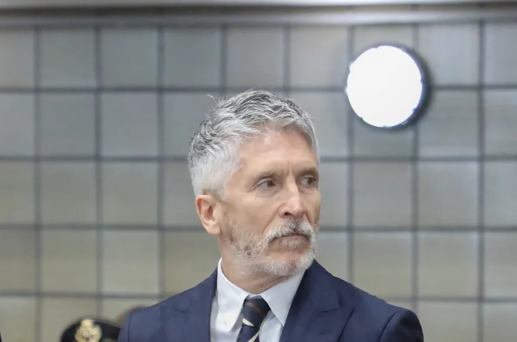 Enfado en la escala ante el blindaje de Marlaska a la cúpula policial con la jubilación 2 Moncloa El estruendoso silencio de Grande-Marlaska con el pacto entre PSOE y Junts | Fuentes: Agencias