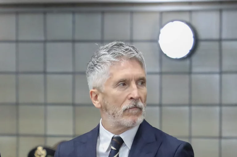 Marlaska retuerce sentencias del Supremo para permitir el consumo de drogas en vehículos