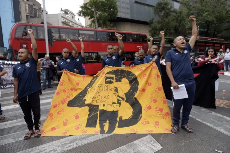 Sheinbaum anuncia un nuevo equipo de investigación sobre la desaparición de los estudiantes de Ayotzinapa