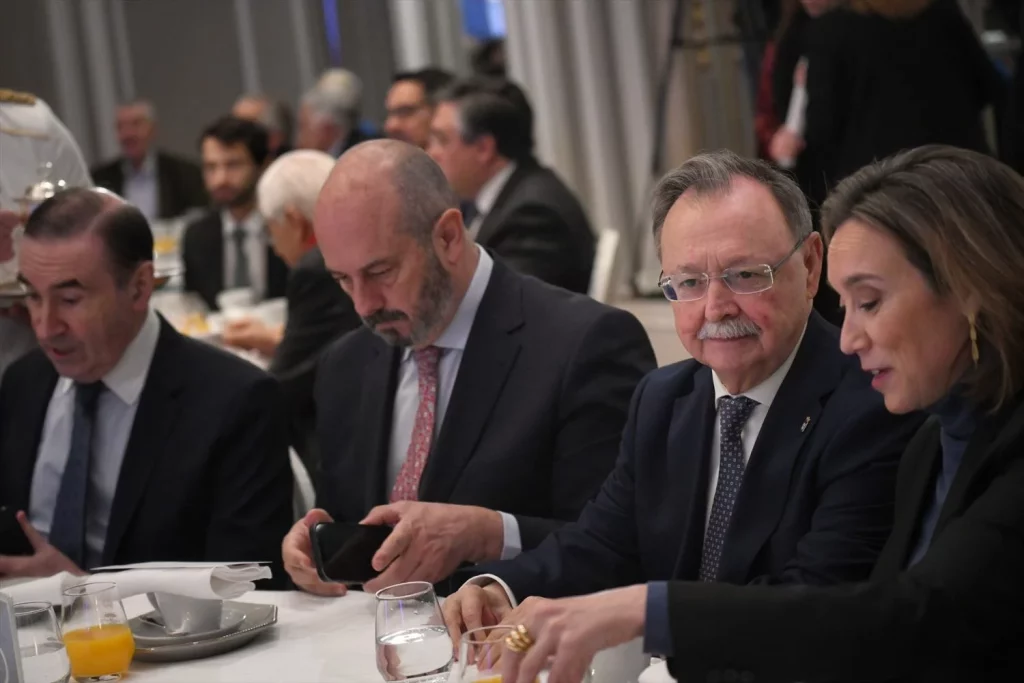 El presidente de Ceuta, Juan Jesús Vivas(c), y la secretaria del PP, Cuca Gamarra(d), durante un desayuno informativo de Nueva Economía Fórum, a 4 de marzo de 2025, en Madrid (Fuente: Agencias)