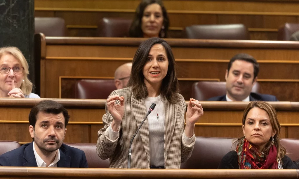 La portavoz de Podemos en el Congreso, Ione Belarra, interviene durante un pleno en el Congreso de los Diputados (Fuente: Agencias)