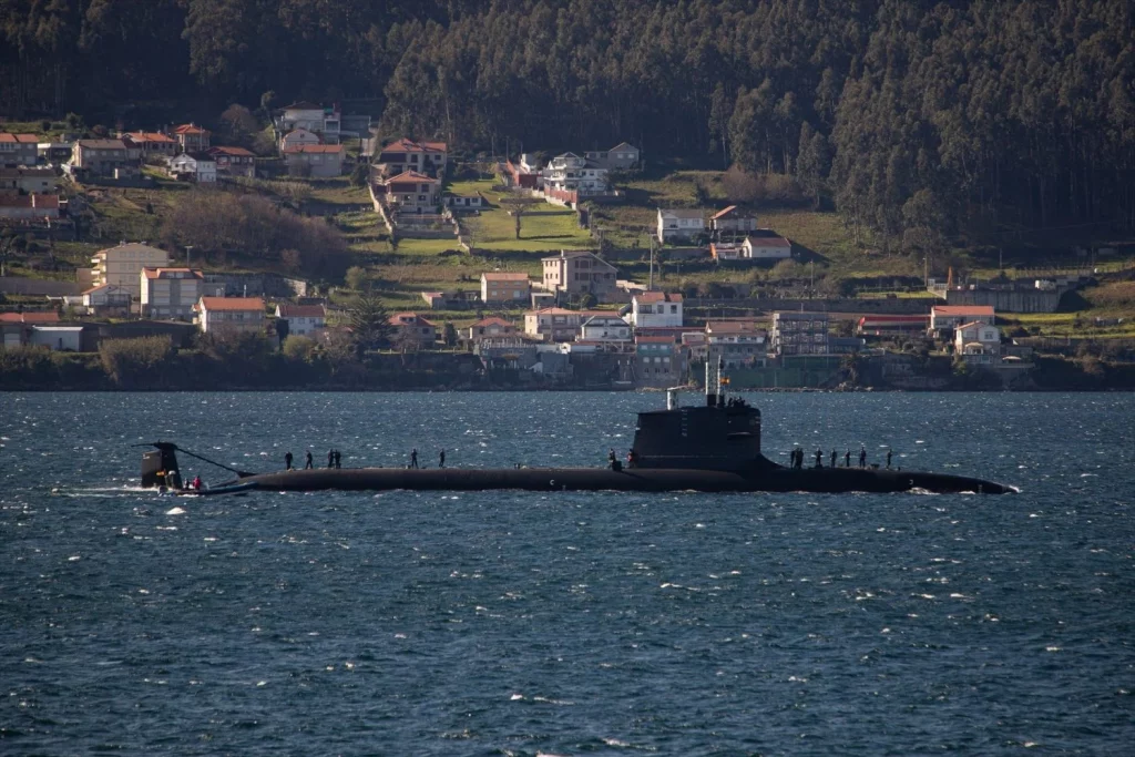El submarino S-81 ‘Isaac Peral’ de la Armada, llega a la escuela naval militar de Marín tras realizar maniobras en el entorno de la ría de Pontevedra, a 13 de marzo de 2025, en Marín, Pontevedra, Galicia (Fuente: Agencias)