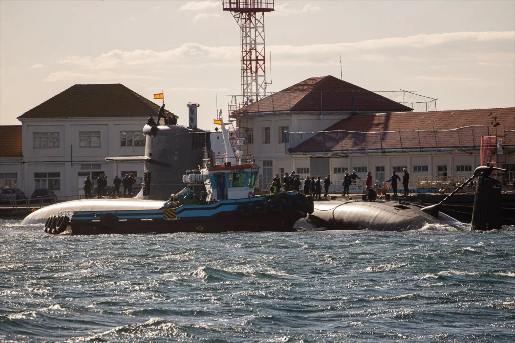 El submarino S-81 ‘Isaac Peral’ de la Armada, llega a la escuela naval militar de Marín tras realizar maniobras en el entorno de la ría de Pontevedra, a 13 de marzo de 2025, en Marín, Pontevedra (Fuente: Agencias)