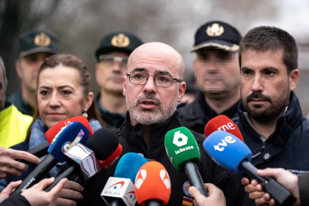 El delegado de Gobierno en la Comunidad de Madrid, Francisco Martín (Fuente: Agencias) El delegado de Gobierno en la Comunidad de Madrid, Francisco Martín (d), acude a supervisar la situación del río Jarama a su paso por Mejorada del Campo, en el Puente de Hierro, a 22 de marzo de 2025, en Mejorada del Campo, Madrid (Fuente: Agencias)