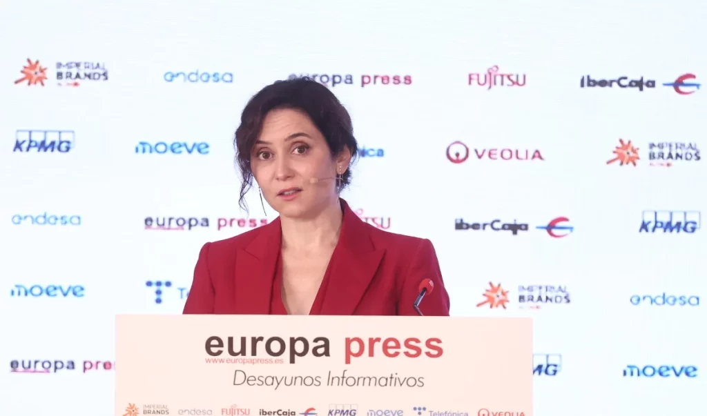 Ayuso desoye el veto de Robles y presidirá la jura de bandera en Alcobendas 1 Moncloa Isabel Díaz Ayuso, presidenta de la Comunidad de Madrid recuerda sus pactos con Vox y hunde a Pedro Sánchez | Fuente: Agencias