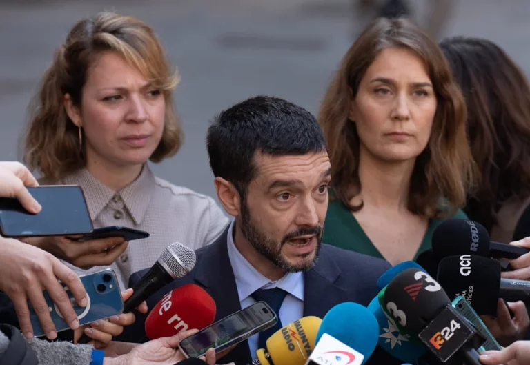 Bustinduy (Sumar), lento para investigar a la OCU y rápido con el sindicato de inquilinos