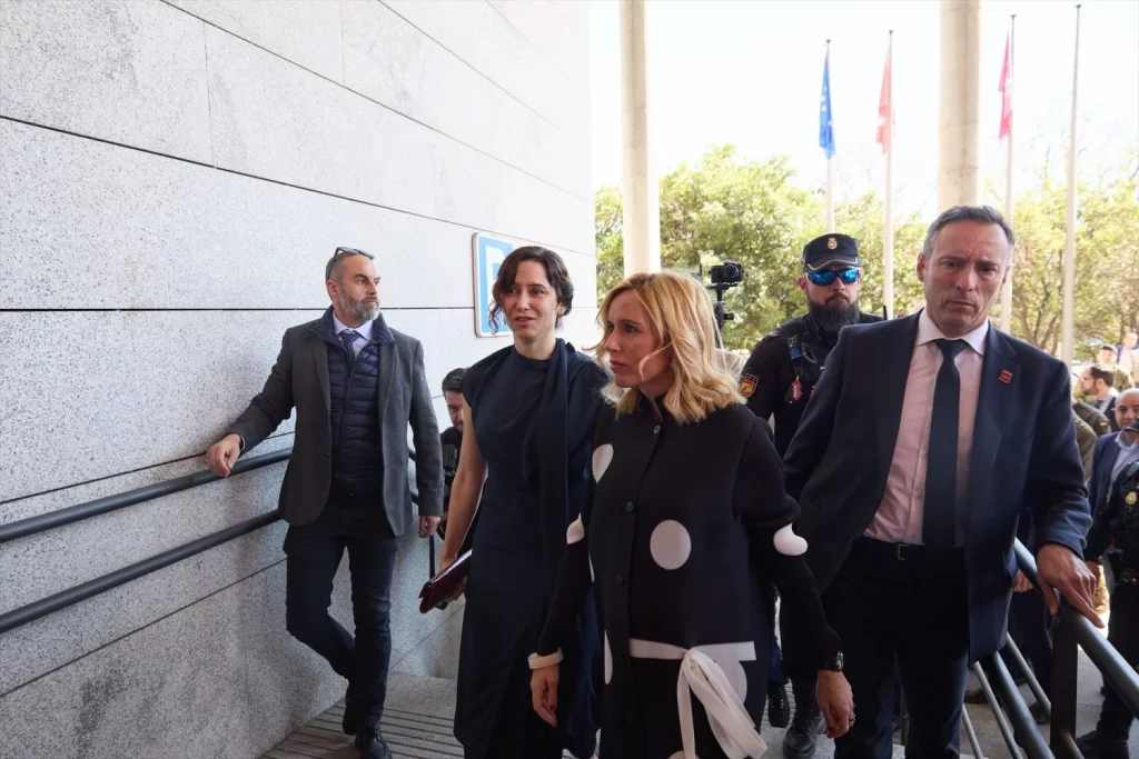 La presidenta de la Comunidad de Madrid, Isabel Díaz Ayuso (2i), y la alcaldesa de Alcobendas, Rocío García Alcántara (2d), durante la jura de bandera, en la Plaza Mayor de Alcobendas, a 29 de marzo de 2025, en Alcobendas, Madrid (Fuente: Agencias).
