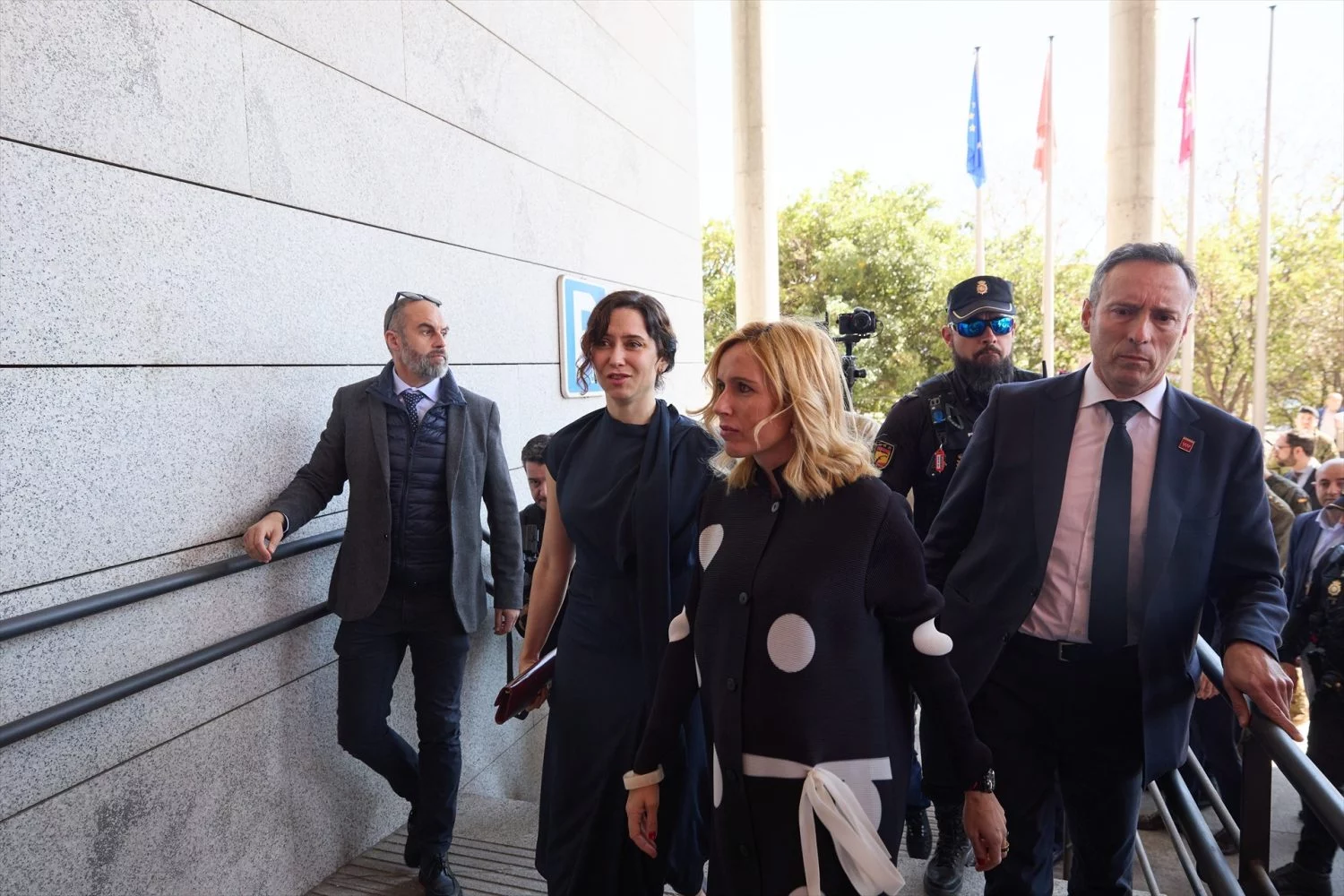 La presidenta de la Comunidad de Madrid, Isabel Díaz Ayuso (2i), y la alcaldesa de Alcobendas, Rocío García Alcántara (2d), durante la jura de bandera, en la Plaza Mayor de Alcobendas, a 29 de marzo de 2025, en Alcobendas, Madrid (Fuente: Agencias). La presidenta de la Comunidad de Madrid, Isabel Díaz Ayuso (2i), y la alcaldesa de Alcobendas, Rocío García Alcántara (2d), durante la jura de bandera, en la Plaza Mayor de Alcobendas, a 29 de marzo de 2025, en Alcobendas, Madrid (Fuente: Agencias).