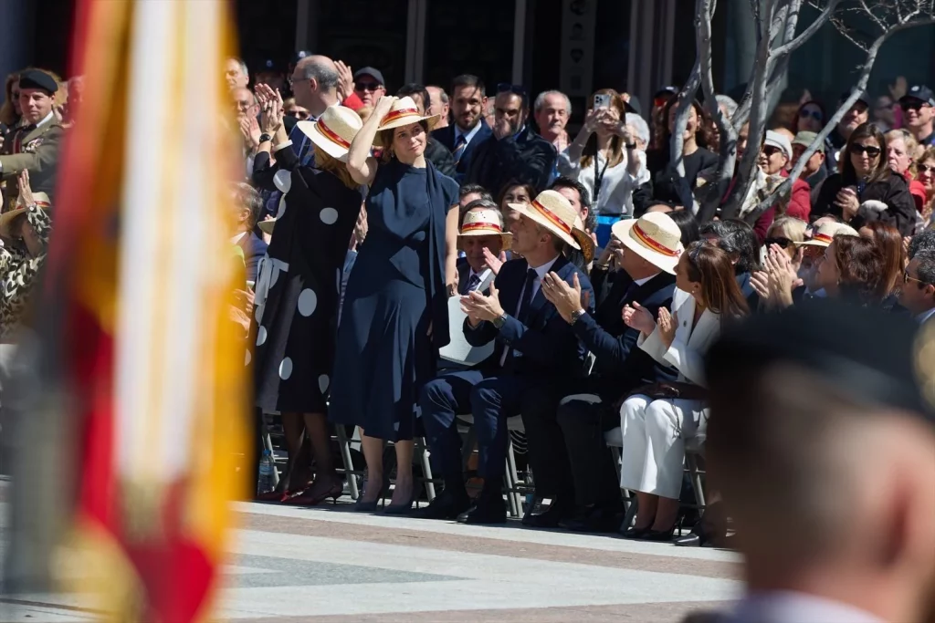 La presidenta de la Comunidad de Madrid, Isabel Díaz Ayuso (2i), y la alcaldesa de Alcobendas, Rocío García Alcántara (1i), durante la jura de bandera, en la Plaza Mayor de Alcobendas, a 29 de marzo de 2025, en Alcobendas, Madrid (Fuente: Agencias). 