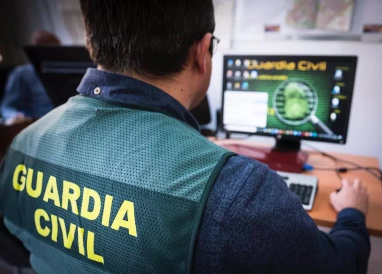 La Guardia Civil avisa: este despiste al subir al coche puede salirte muy caro
