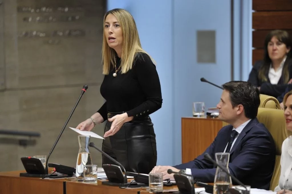 PP, PSOE y Podemos se alían para tumbar a los militares en la policía local extremeña 1 Moncloa María Guardiola, presidenta de la Junta de Extremadura no quiere militares AGENCIAS
