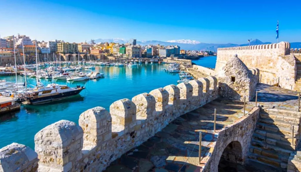 La isla griega low-cost que pocos conocen: noches a 36€ y menús por 12€ 34 Moncloa Otros espacios emblemáticos que conocer en esta mágica isla griega