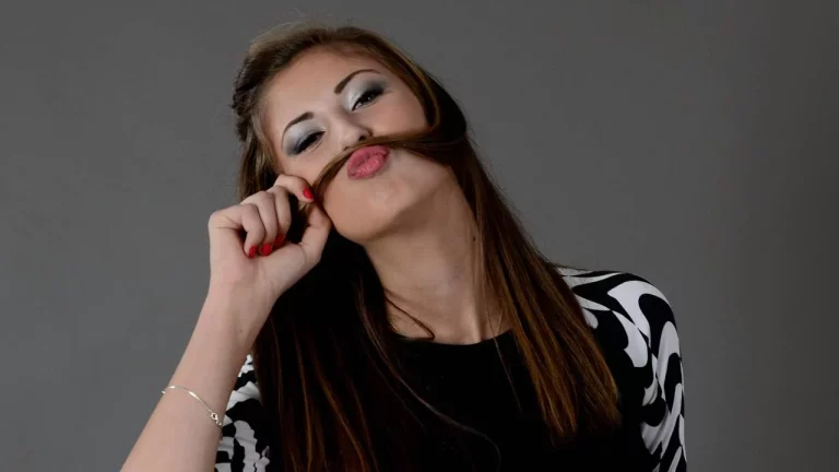 Bigote femenino, la tendencia que está poniendo patas arriba el mundo de la moda en España​