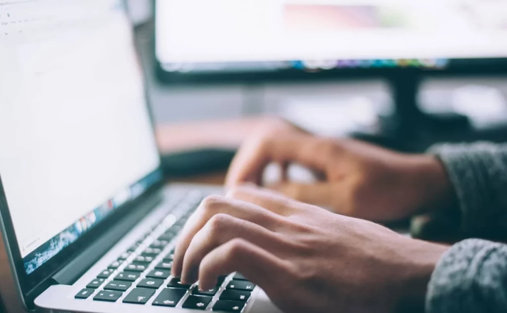 La Policía Nacional destapa una peligrosa estafa que actúa en plena carretera 2 Moncloa Los consejos de la Policía Nacional: cómo evitar el 'pishing'