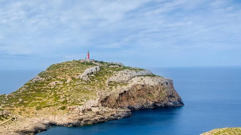 El rincón balear donde el misterio y la naturaleza conviven en una isla olvidada 1 Moncloa Cuál es el pasado oculto de esta isla balear