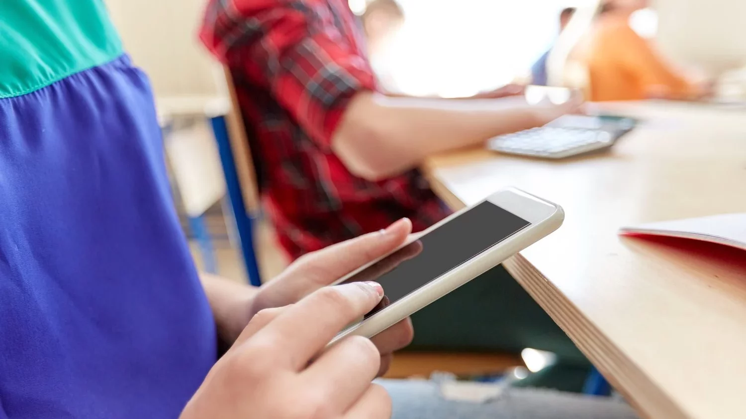 Madrid prohíbe los dispositivos digitales para recuperar la atención estudiantil 3 Moncloa Tecnologia en clase edited Moncloa