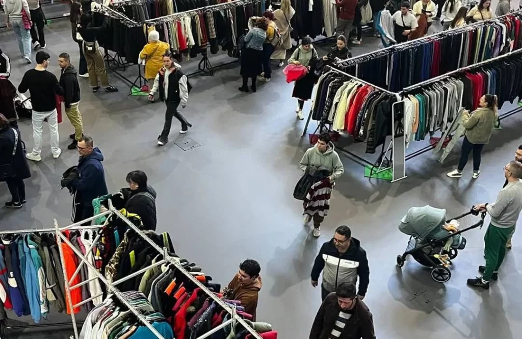 La moda de la venta de ropa por kilo en Madrid 
