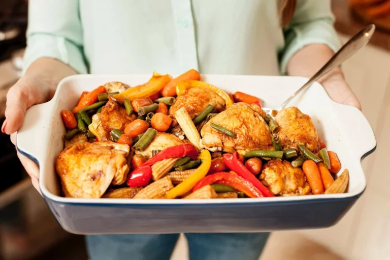 Pollo al horno con verduras, manzana y salsa de mandarina, un plato de lo más exótico