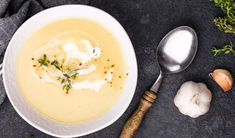Receta de crema de sopa de ajo, un plato barato y delicioso