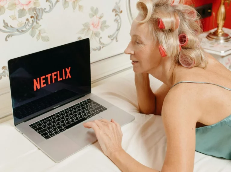Netflix tiene para ti una comedia irreverente que rompe esquemas y te arranca carcajadas