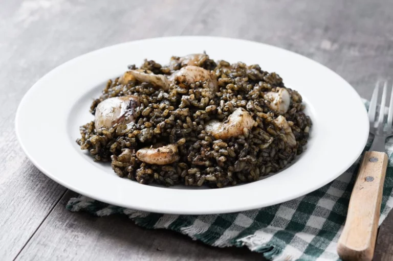 Aprende a preparar arroz negro valenciano, un festín de sabor marino en cada plato