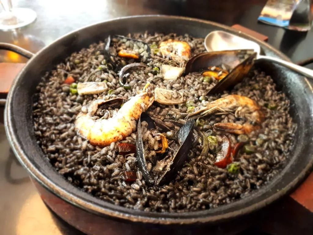 Aprende a preparar arroz negro valenciano, un festín de sabor marino en cada plato 25 Moncloa arroz negro valenciano