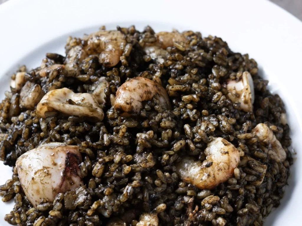 Aprende a preparar arroz negro valenciano, un festín de sabor marino en cada plato 26 Moncloa WhatsApp Image 2025 03 23 at 11.36.04 PM Moncloa