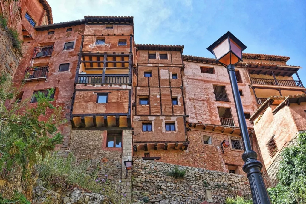 Este pueblo medieval de Aragón tiene murallas que te transportan al pasado 13 Moncloa Aragón