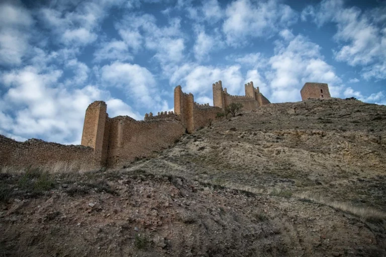Este pueblo medieval de Aragón tiene murallas que te transportan al pasado