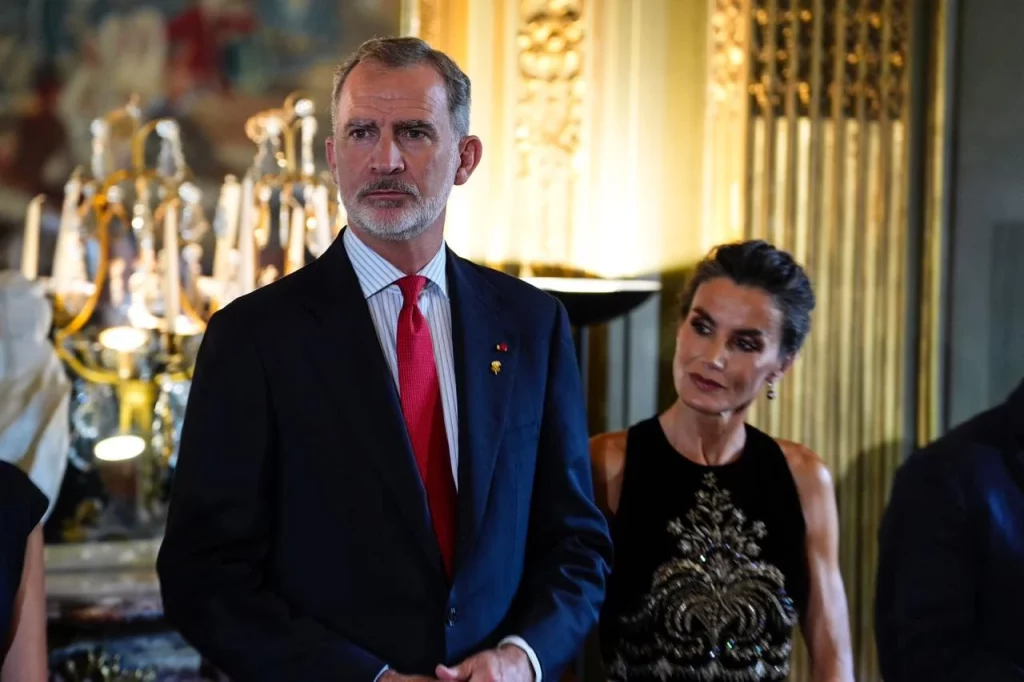 ¿Amor o simulación? Los gestos que ocultan la verdad de Felipe VI y Letizia tras 20 años de matrimonio 12 Moncloa Los reyes proyectan la imagen de una pareja sólida