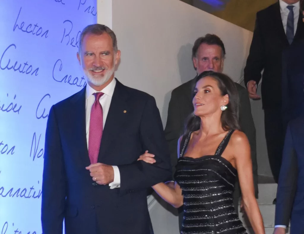¿Amor o simulación? Los gestos que ocultan la verdad de Felipe VI y Letizia tras 20 años de matrimonio 10 Moncloa Felipe VI y Letizia denotan complicidad en sus gestos
