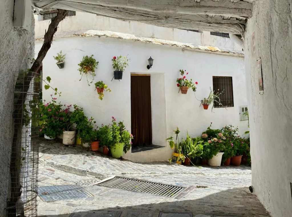 3 rincones mágicos de la Alpujarra que debes conocer 6 Moncloa Pampaneira, un pueblo que te lleva a viajar por el tiempo