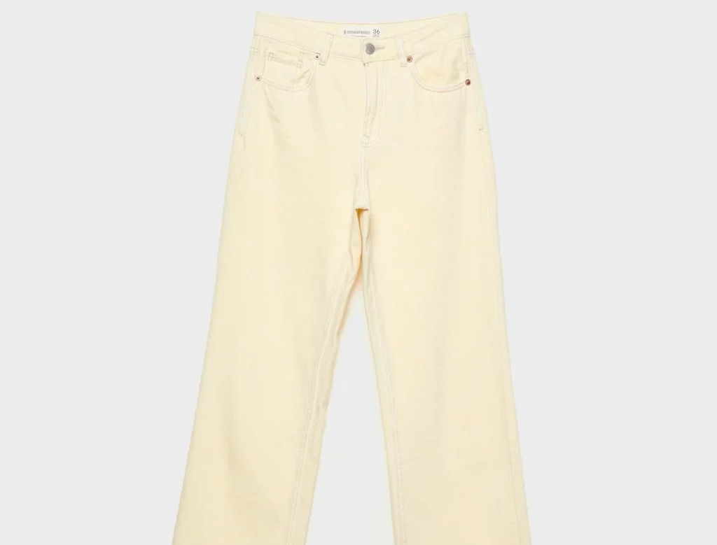 Stradivarius está rompiéndolo con estos pantalones vaqueros efecto tipazo 19 Moncloa Vaquero vainilla D92 de Stradivarius
