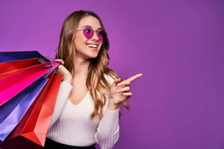 Stradivarius está rompiéndolo con estos pantalones vaqueros efecto tipazo
