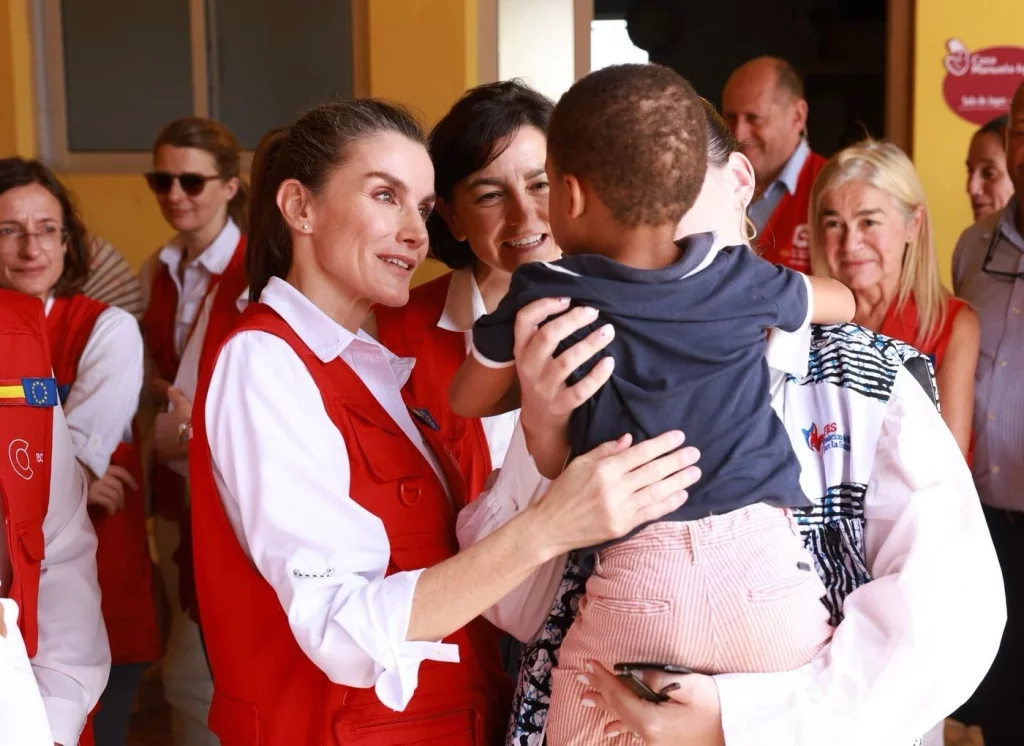 La reina Letizia reafirma su compromiso con este país 27 Moncloa La reina Letizia hace un viaje con impacto social