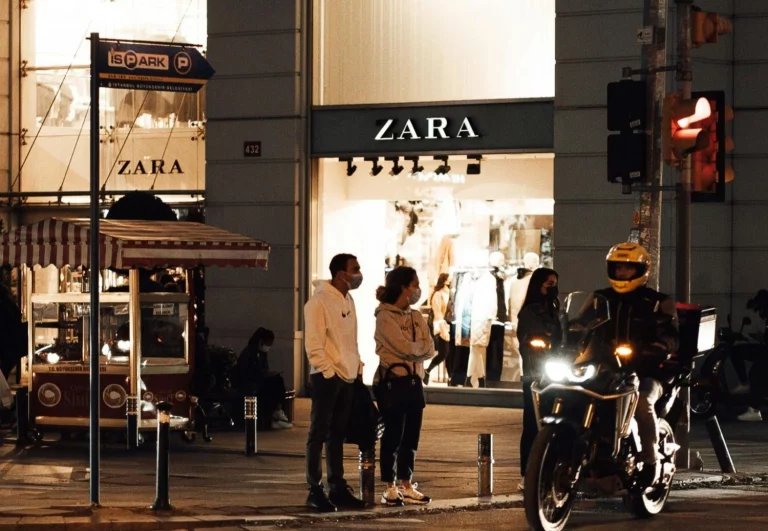 Zara apuesta esta primavera por los vestidos estampados