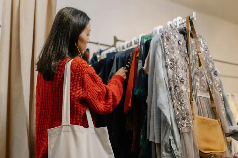 Mango tiene los vestidos de invitada que buscas al mejor precio