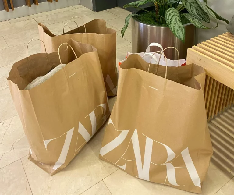 Zara y el regreso de los bolsos con flecos que no te debes perder