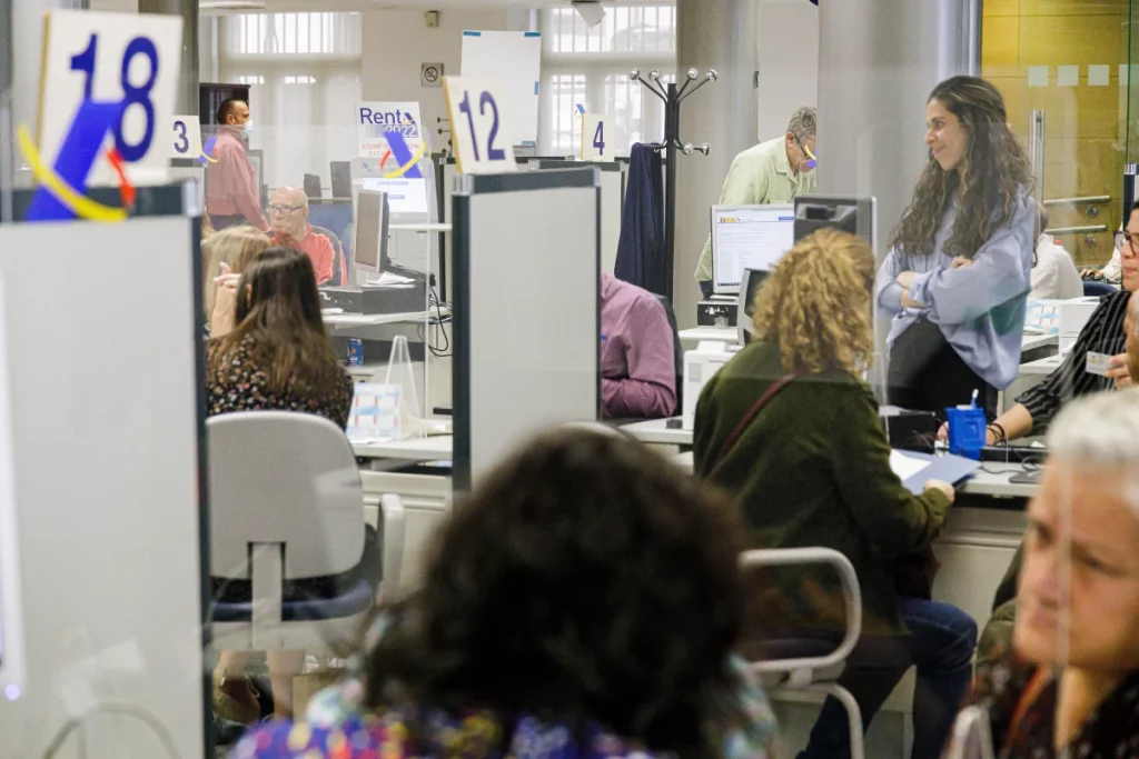 Los 10 errores habituales del borrador de la Declaración de la Renta 2024 2 Moncloa Una oficina de la Agencia Tributaria, preparada para la Renta 2024 | Fuente: Agencias