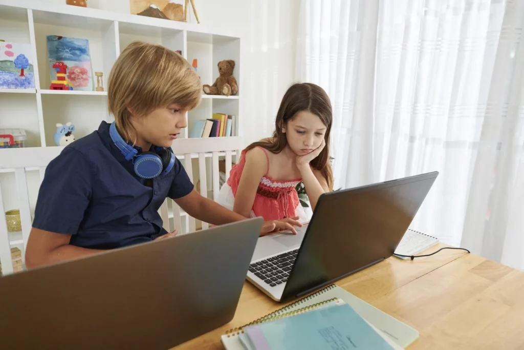 boy helping classmate with task Moncloa