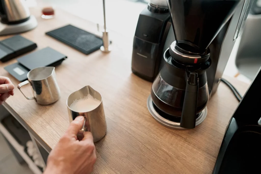 El truco que usan los expertos para limpiar su cafetera y mejorar el sabor del café 25 Moncloa EL RESULTADO FINAL: CAFÉ LIMPIO, CAFÉ DELICIOSO