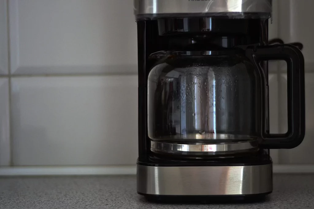 El truco que usan los expertos para limpiar su cafetera y mejorar el sabor del café 22 Moncloa EL AGUA HIRVIENDO COMO ALIADA EN LA LIMPIEZA