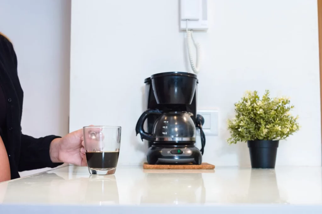 El truco que usan los expertos para limpiar su cafetera y mejorar el sabor del café 23 Moncloa EL AGUA HIRVIENDO COMO ALIADA EN LA LIMPIEZA