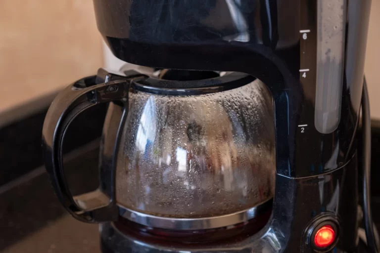 El truco que usan los expertos para limpiar su cafetera y mejorar el sabor del café