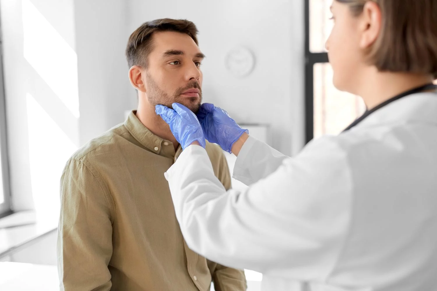 TOS PERSISTENTE Y OTROS SÍNTOMAS RELACIONADOS CON EL CÁNCER DE GARGANTA