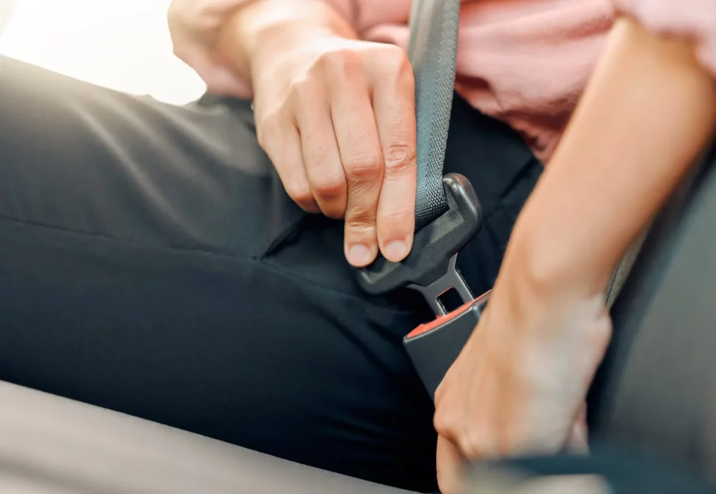 Si haces esto en el coche, podrías sumarte a los 1.600 ya multados por la DGT en el último mes 21 Moncloa DGT: CONSEJOS PARA UTILIZAR EL CINTURÓN DE SEGURIDAD CORRECTAMENTE