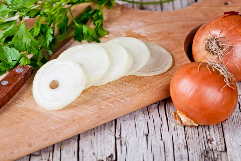 El truco de la cebolla cruda: 45 segundos con agua y adiós al picor y al mal aliento