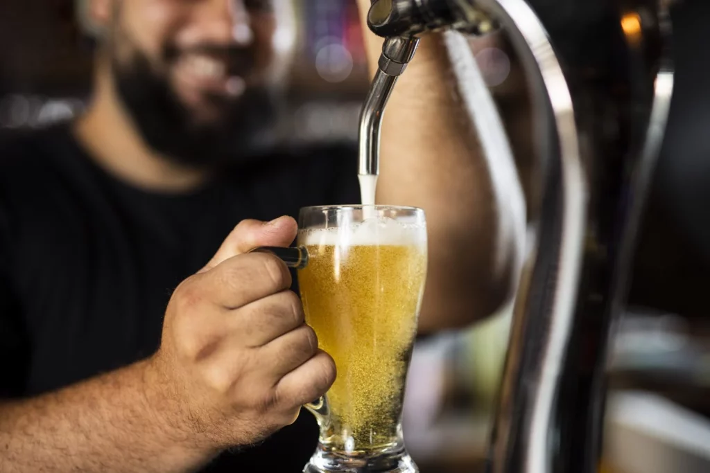 Cómo saber qué cerveza elegir según su estilo y características 13 Moncloa close up bartender creating delicious drink Moncloa