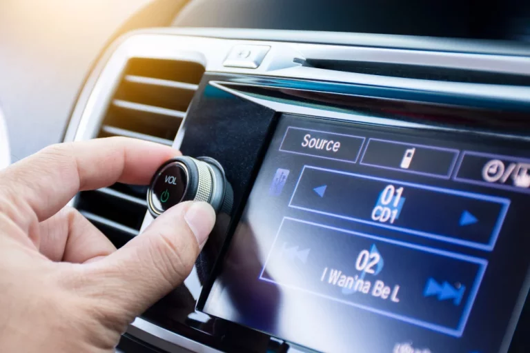 El volumen de la radio en el coche podría costarte hasta 3.000 euros de multa si no tienes cuidado